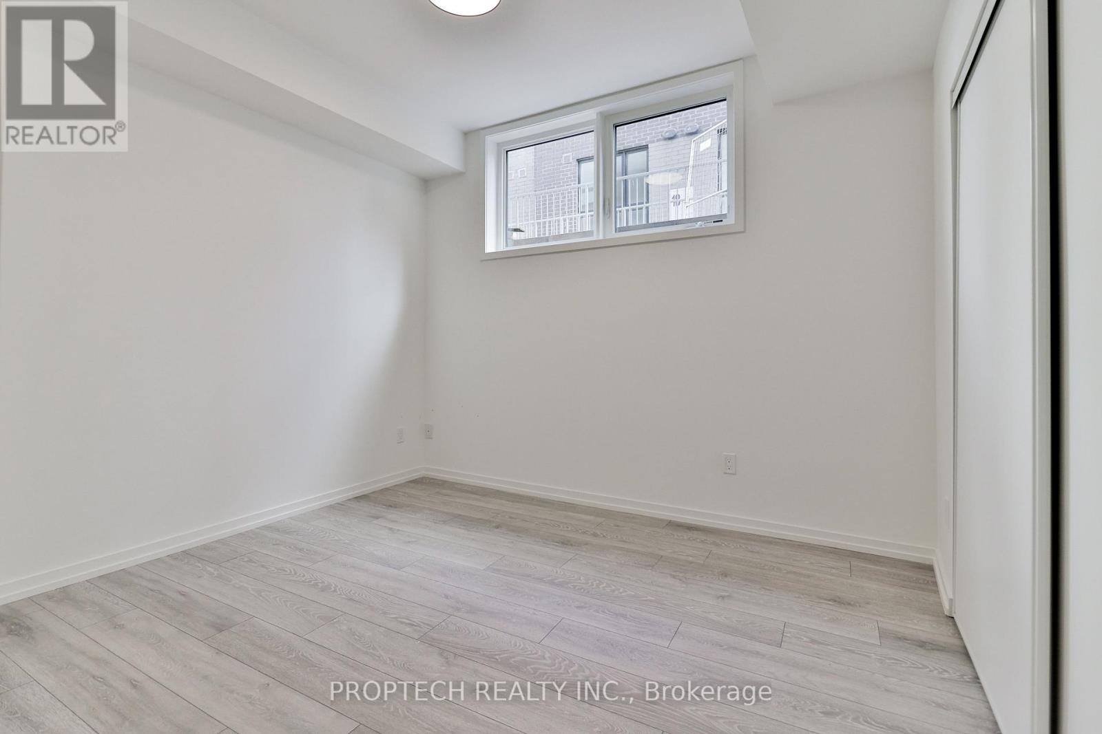 Photo 11 of 15 16 Lytham Green Circle, Newmarket ON