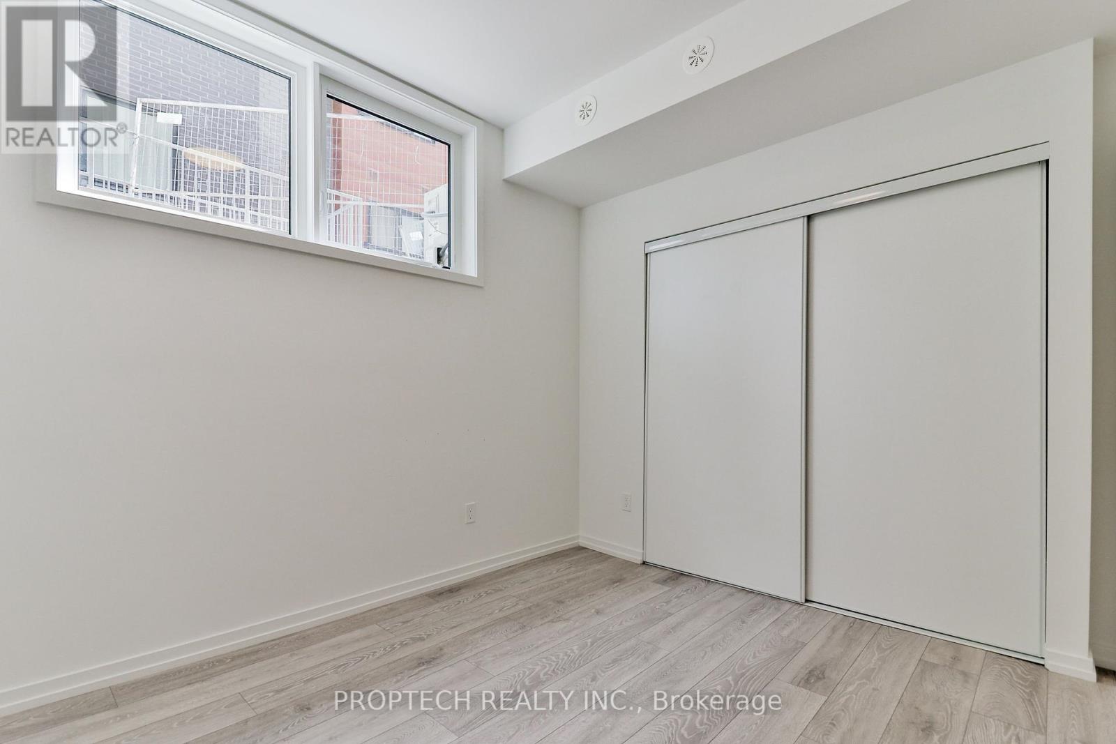 Photo 1 of 15 16 Lytham Green Circle, Newmarket ON