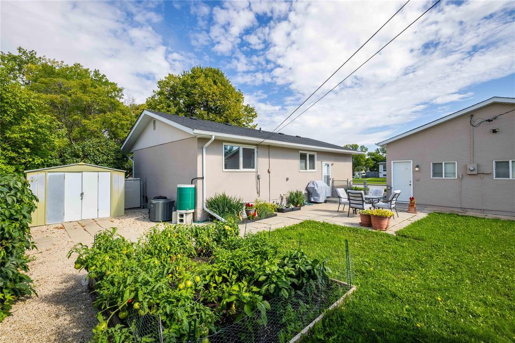 Photo 5 of 210 Hazelwood Crescent, Winnipeg MB
