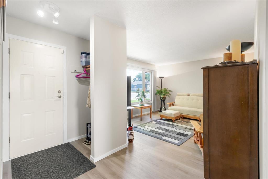 Photo 7 of 210 Hazelwood Crescent, Winnipeg MB