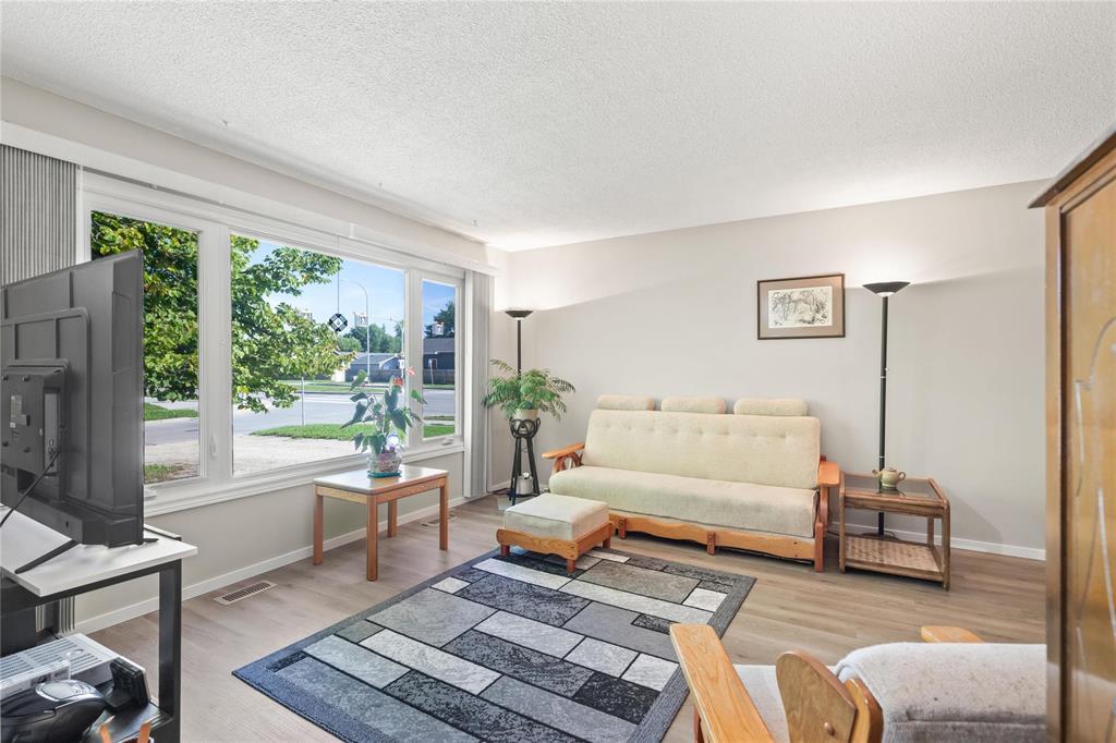Photo 8 of 210 Hazelwood Crescent, Winnipeg MB