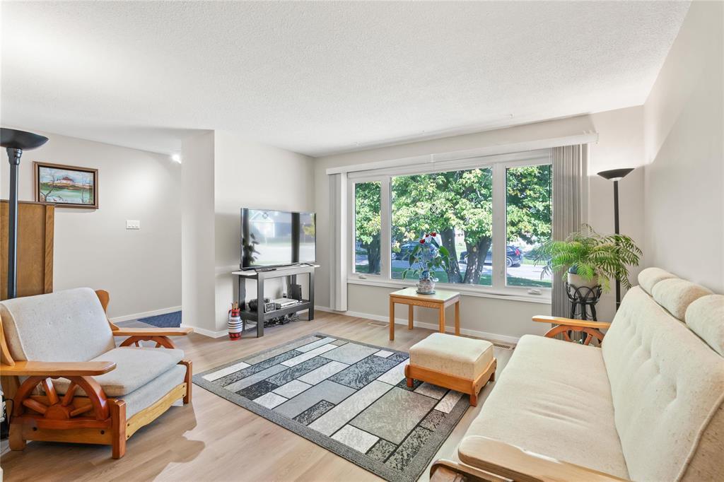 Photo 9 of 210 Hazelwood Crescent, Winnipeg MB
