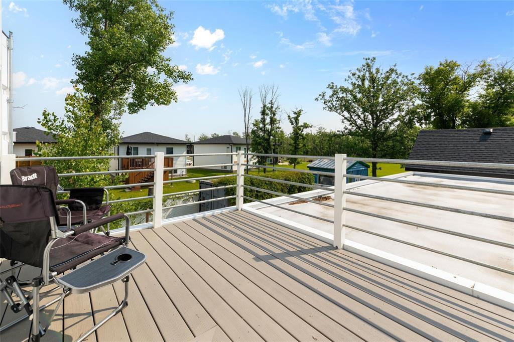Photo 12 of 131 College Avenue, Kleefeld MB