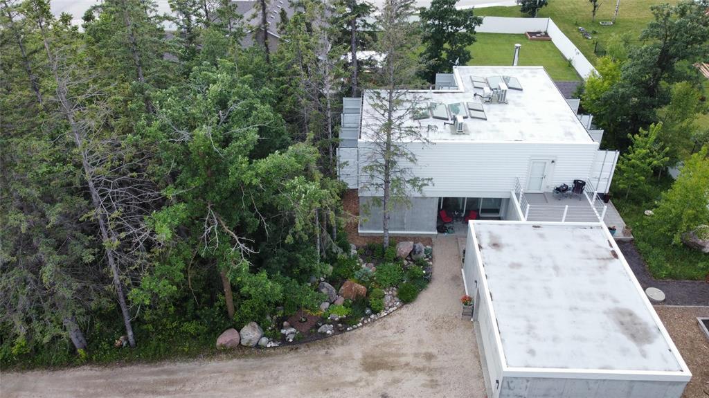 Photo 30 of 131 College Avenue, Kleefeld MB