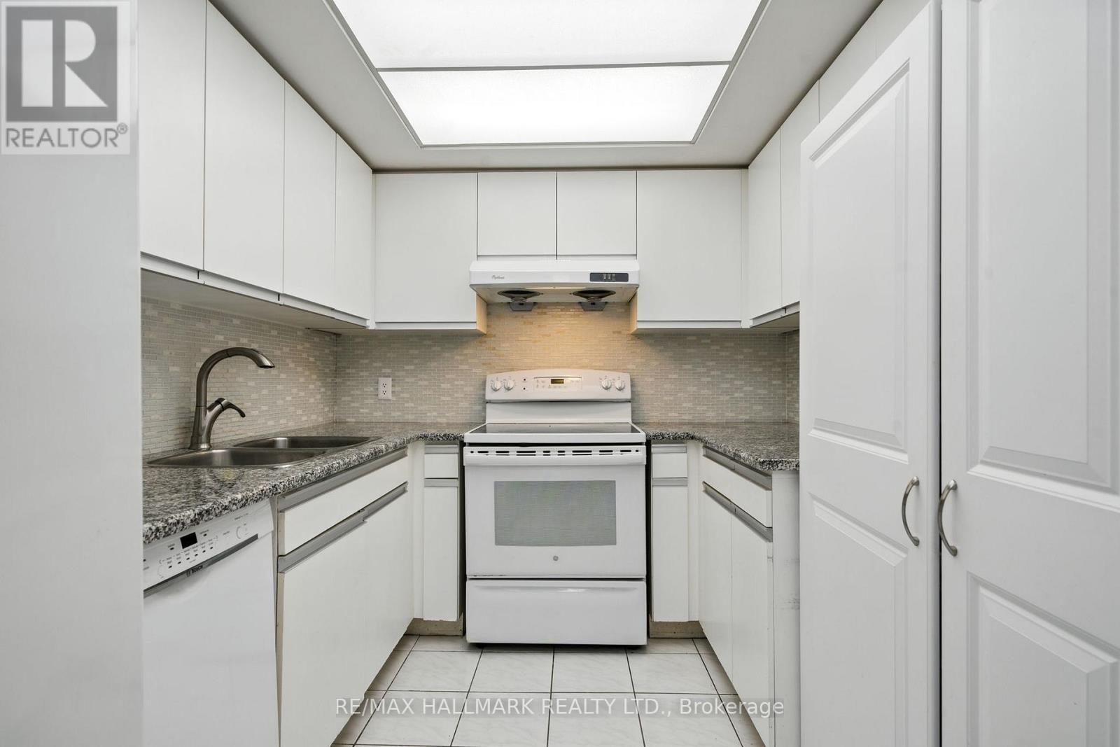 Photo 5 of 2002 215 Wynford Drive, Toronto ON