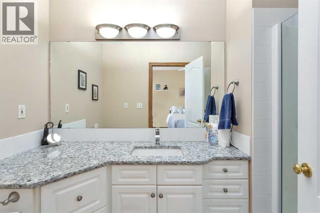 Photo 8 of 16 Ahlstrom Close, Red Deer AB