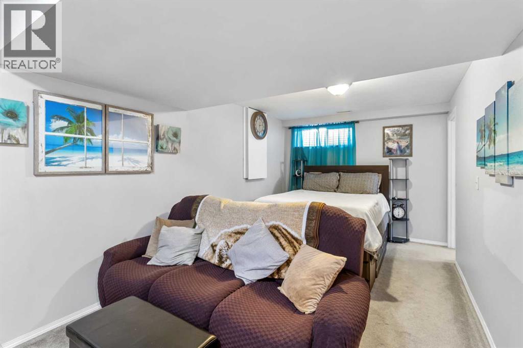 Photo 10 of 32 Oldford Close, Red Deer AB