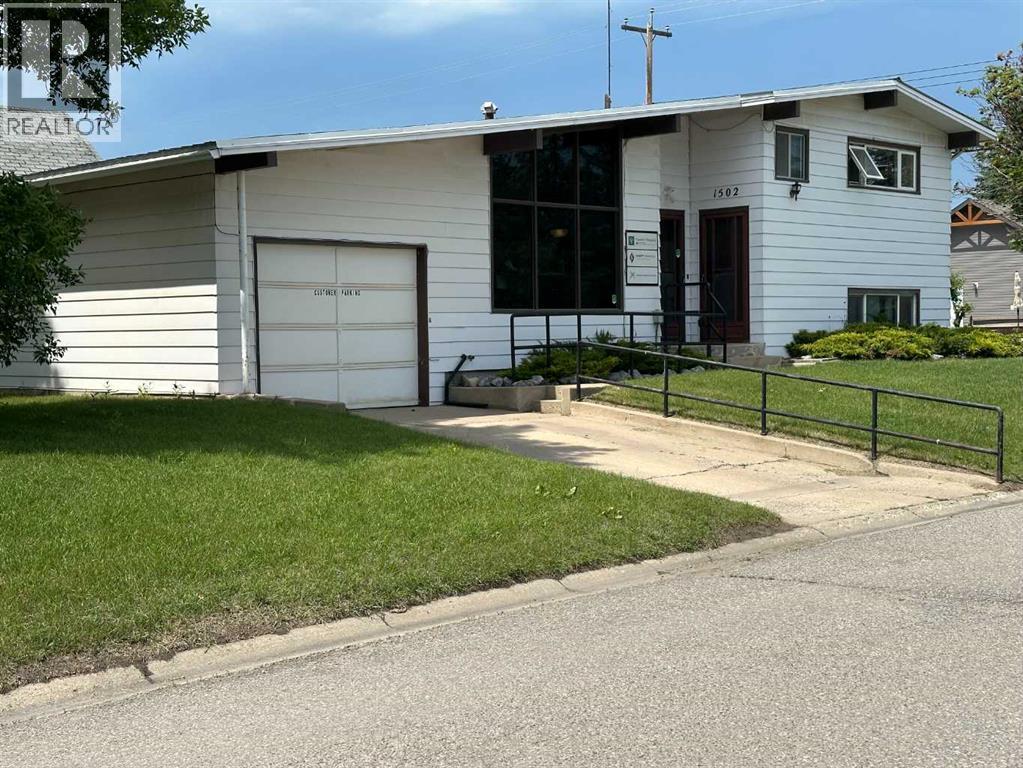 Photo 11 of 1502 20 Avenue, Didsbury AB