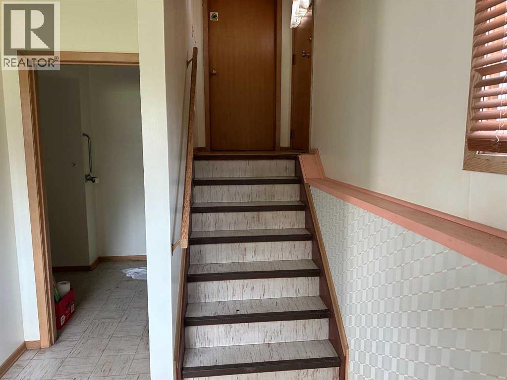 Photo 4 of 1502 20 Avenue, Didsbury AB