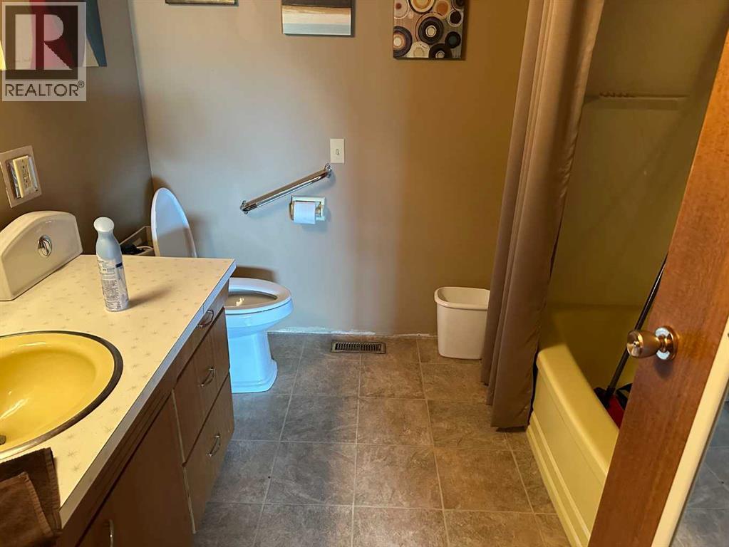 Photo 8 of 1502 20 Avenue, Didsbury AB