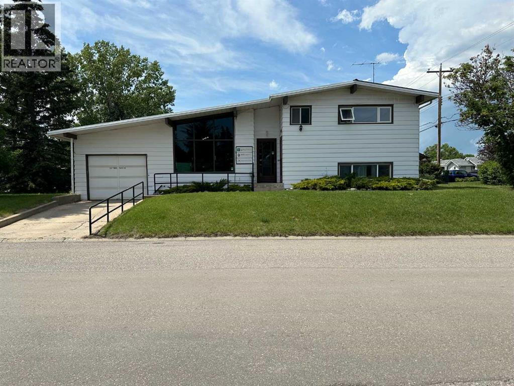 Photo 3 of 1502 20 Avenue, Didsbury AB