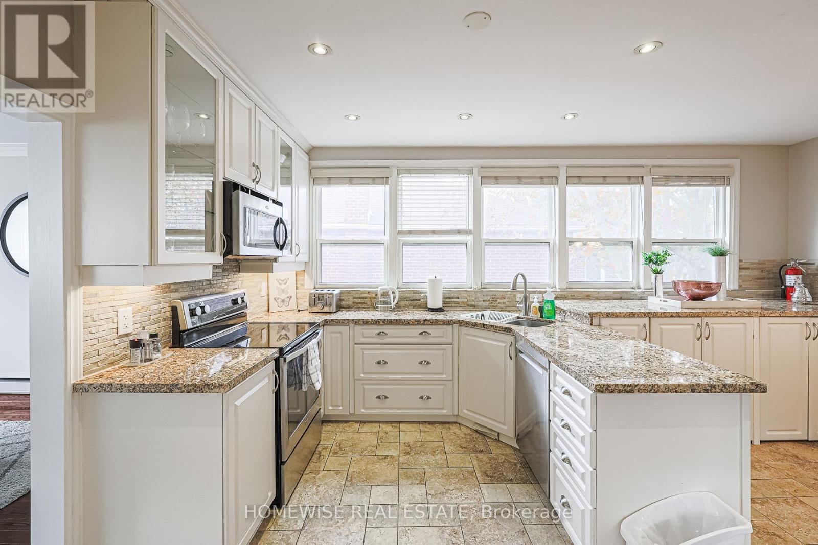 Photo 10 of 4 8 Ridge Hill Drive, Toronto ON
