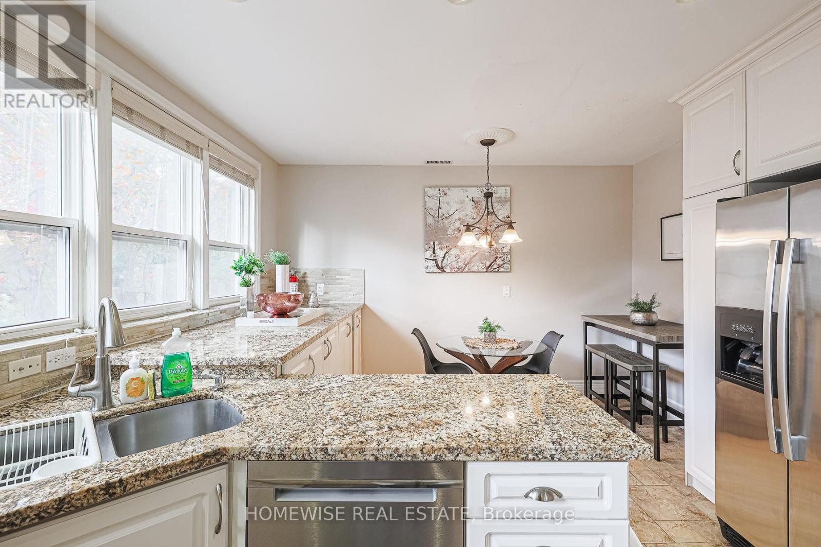 Photo 11 of 4 8 Ridge Hill Drive, Toronto ON