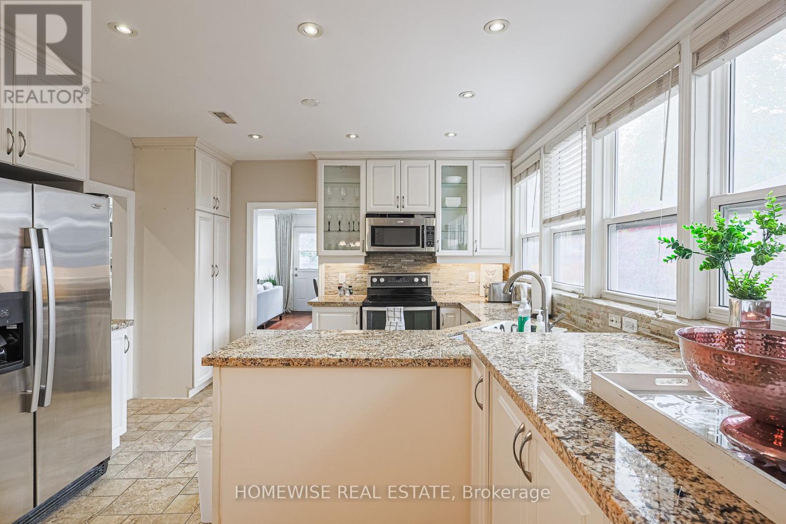 Photo 12 of 4 8 Ridge Hill Drive, Toronto ON