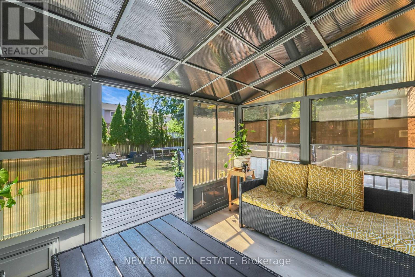 Photo 4 of 19 Glenabbey Drive, Clarington ON