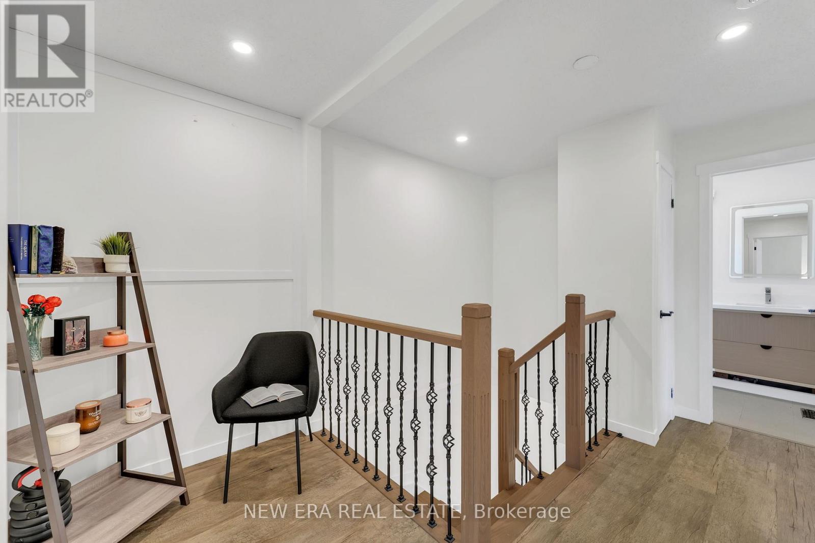 Photo 43 of 19 Glenabbey Drive, Clarington ON