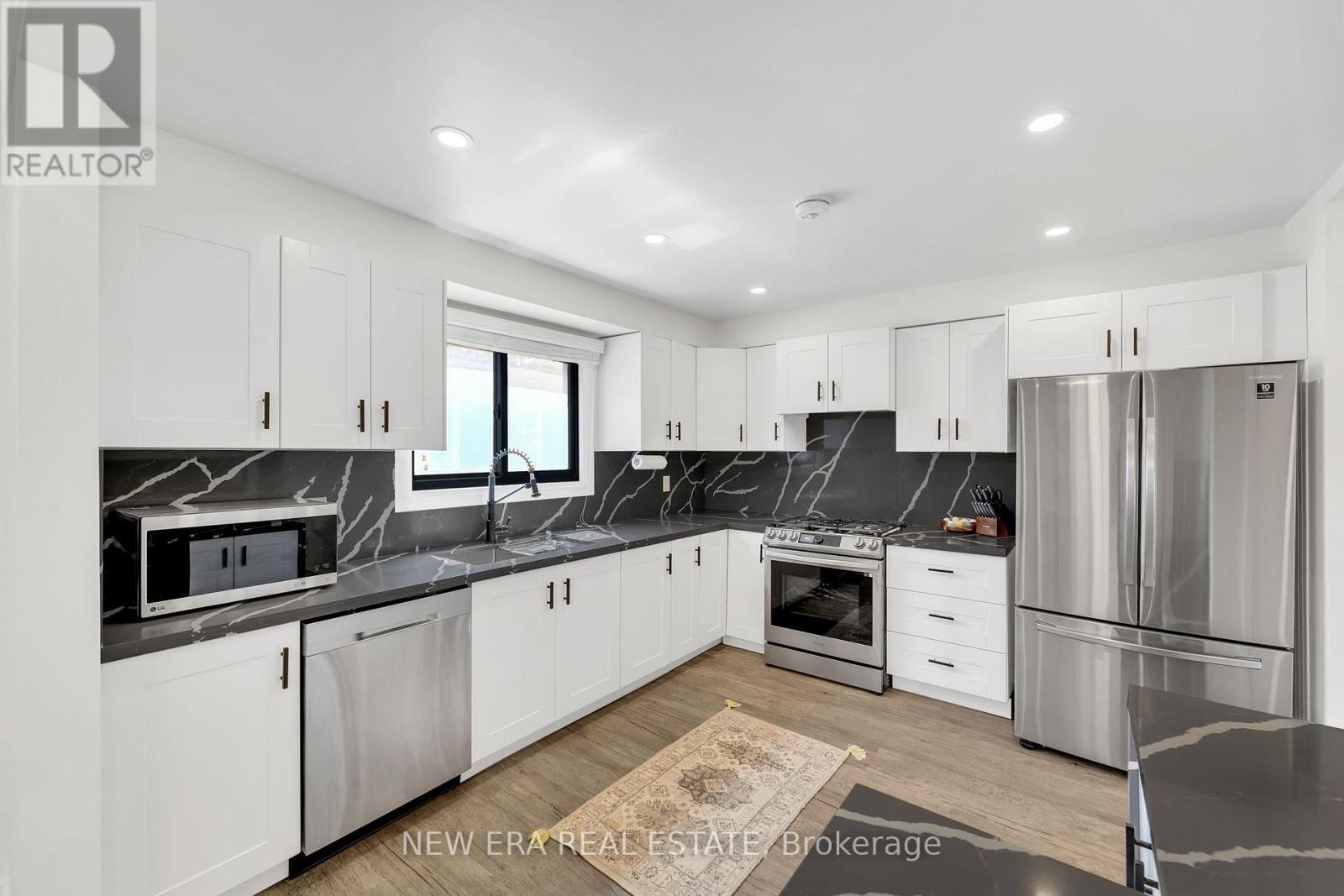 Photo 2 of 19 Glenabbey Drive, Clarington ON
