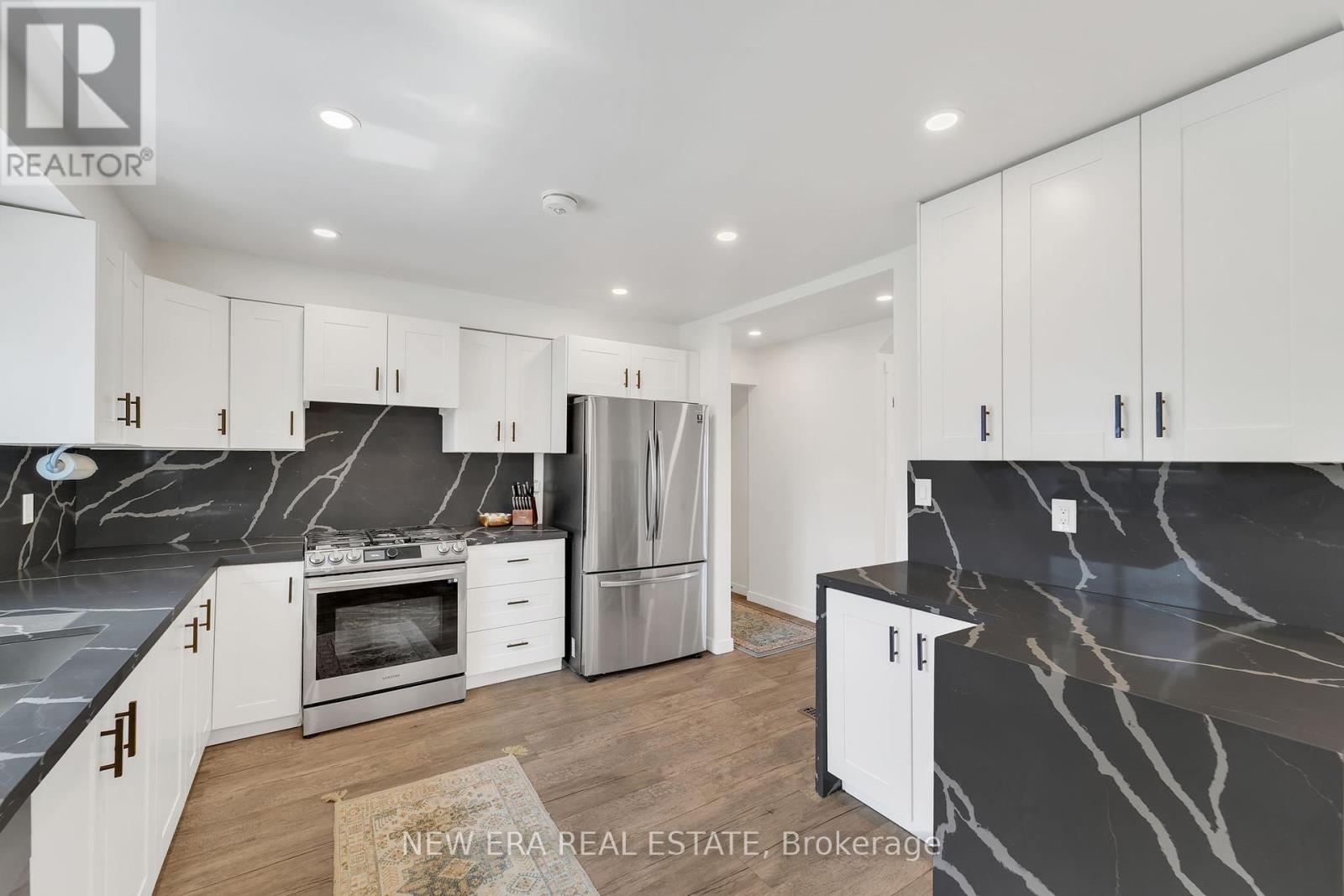 Photo 6 of 19 Glenabbey Drive, Clarington ON