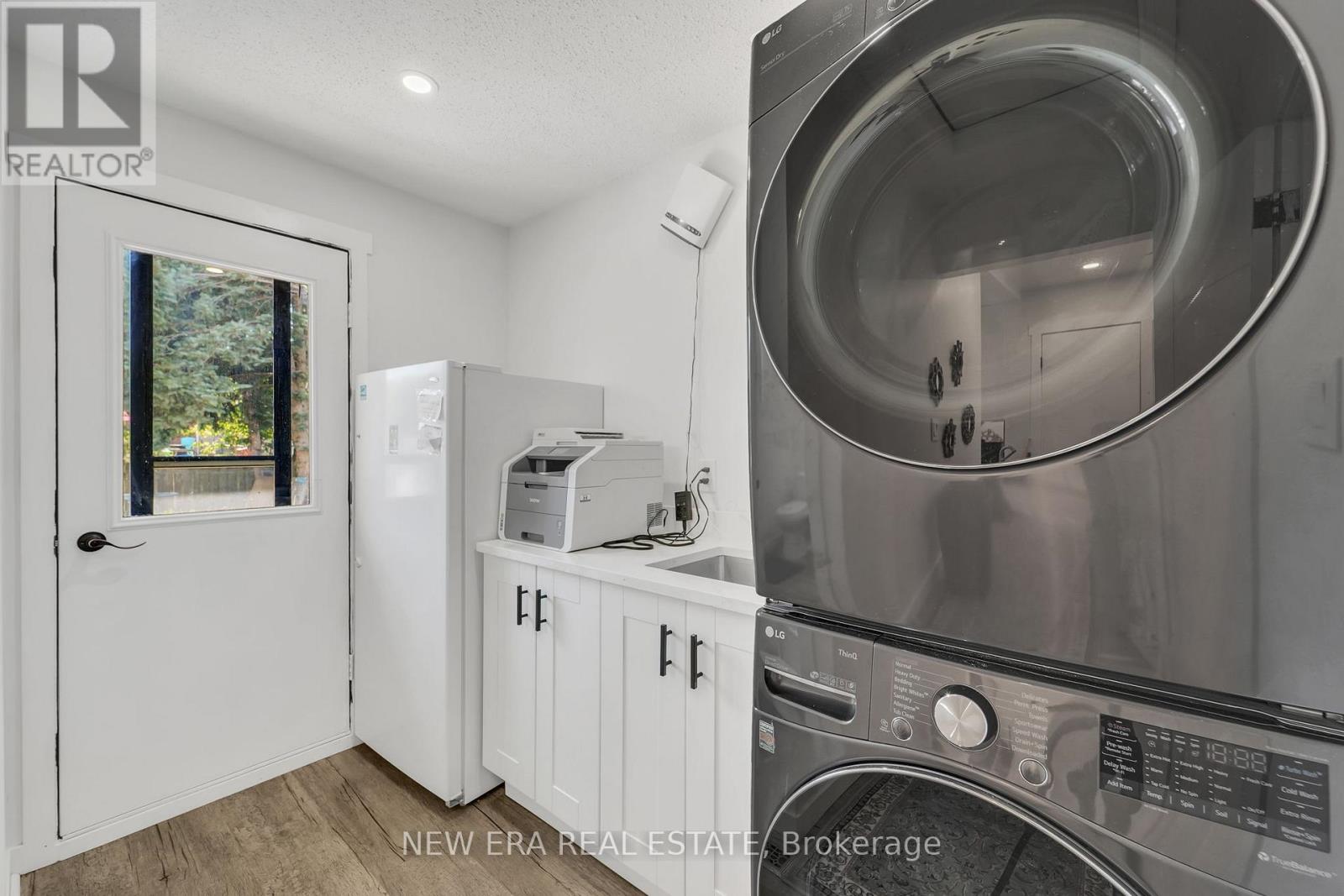 Photo 24 of 19 Glenabbey Drive, Clarington ON