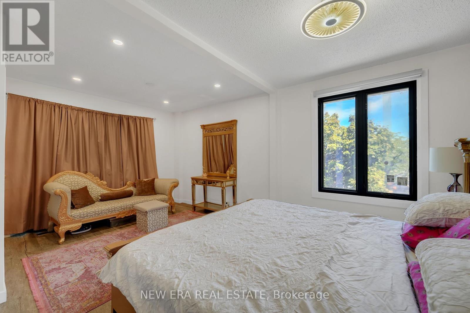 Photo 12 of 19 Glenabbey Drive, Clarington ON