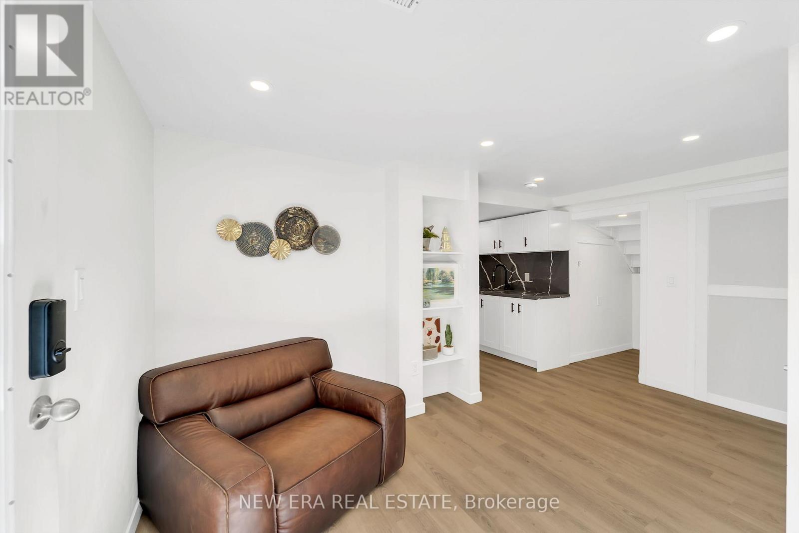 Photo 8 of 19 Glenabbey Drive, Clarington ON