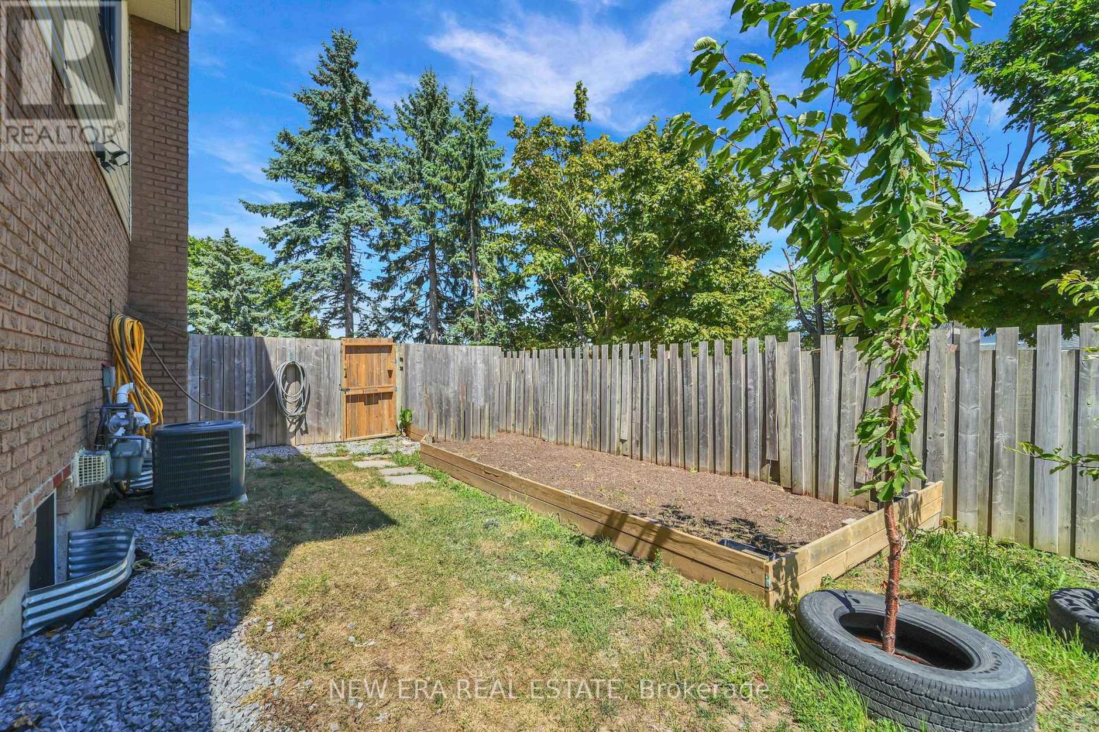 Photo 23 of 19 Glenabbey Drive, Clarington ON