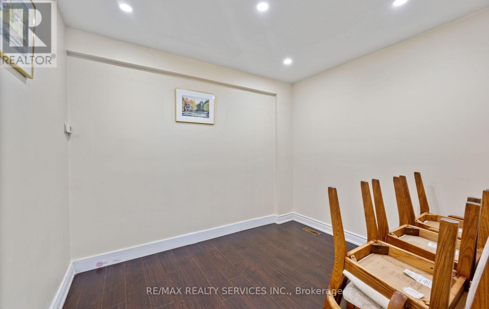 Photo 10 of 124 124 Baronwood Court, Brampton ON
