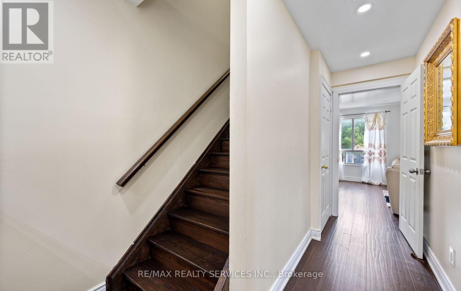 Photo 1 of 124 124 Baronwood Court, Brampton ON