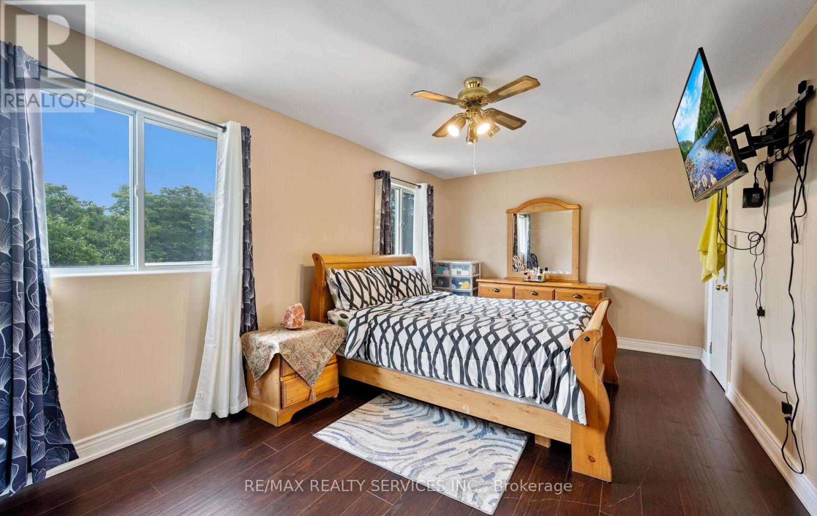 Photo 7 of 124 124 Baronwood Court, Brampton ON