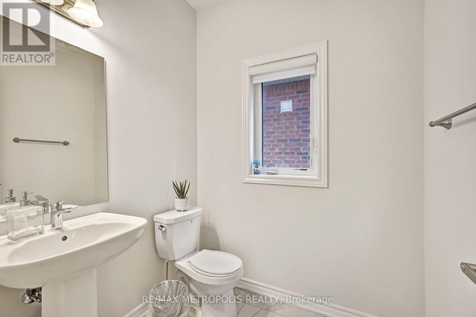 Photo 38 of Main Upper 15 Douglas Kemp Crescent, Clarington ON