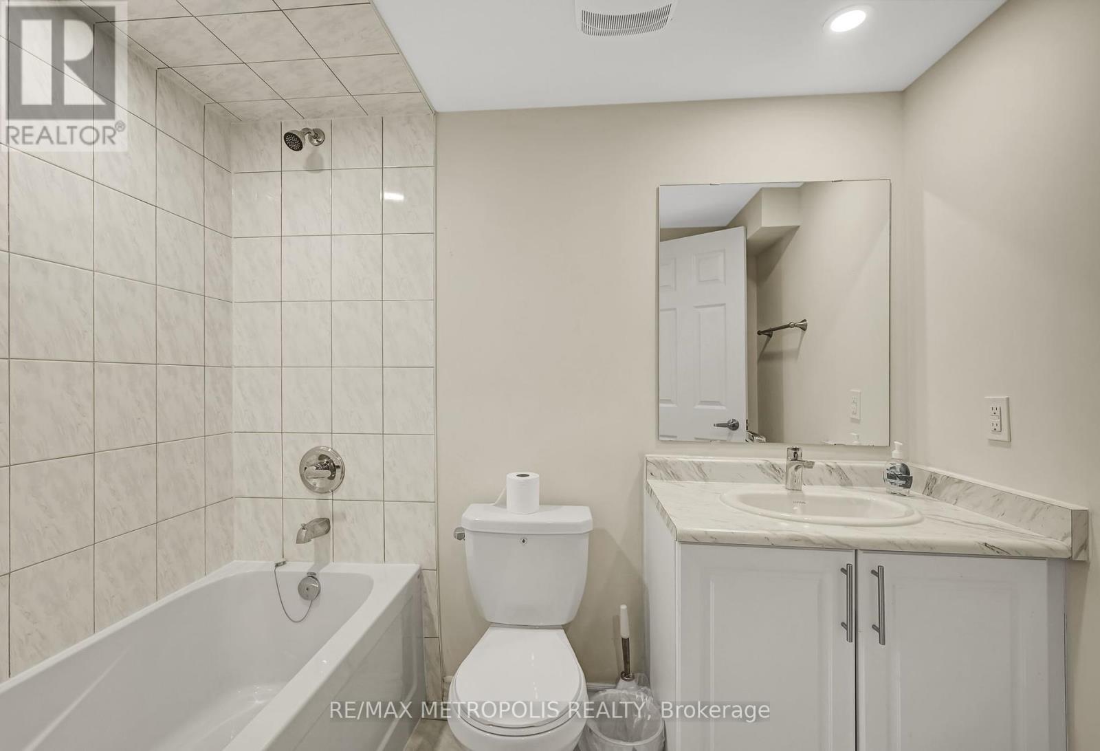 Photo 24 of Main Upper 15 Douglas Kemp Crescent, Clarington ON