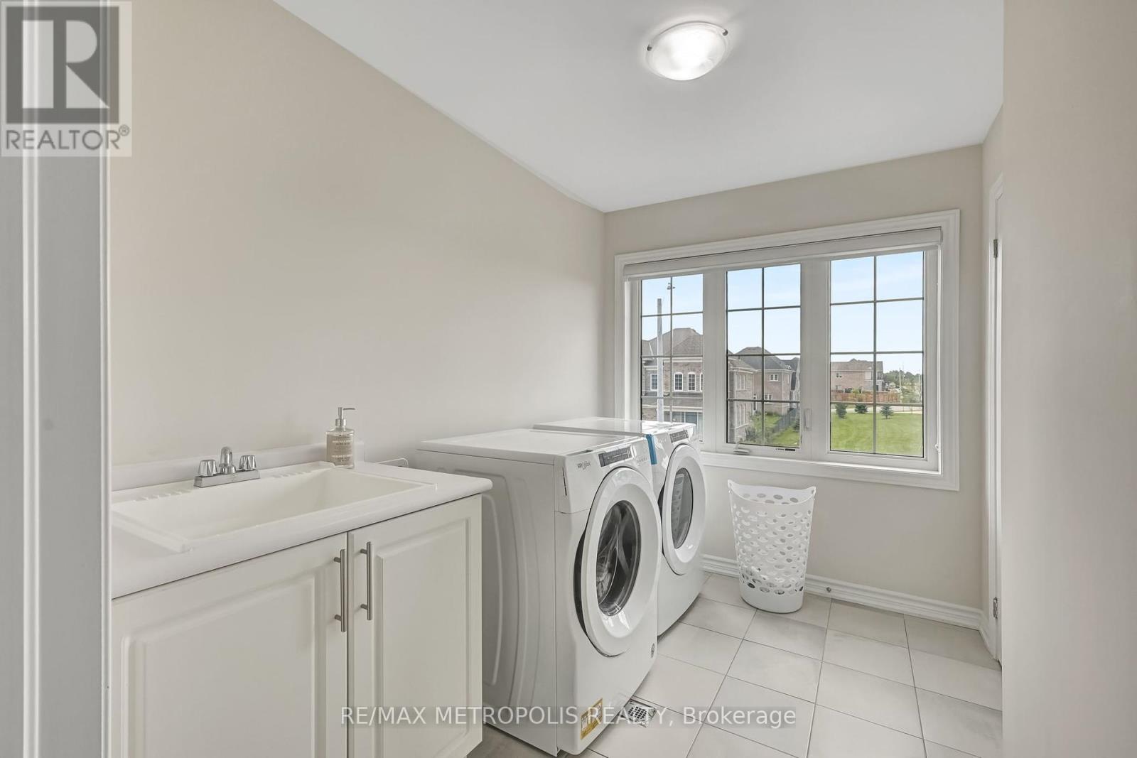 Photo 12 of Main Upper 15 Douglas Kemp Crescent, Clarington ON