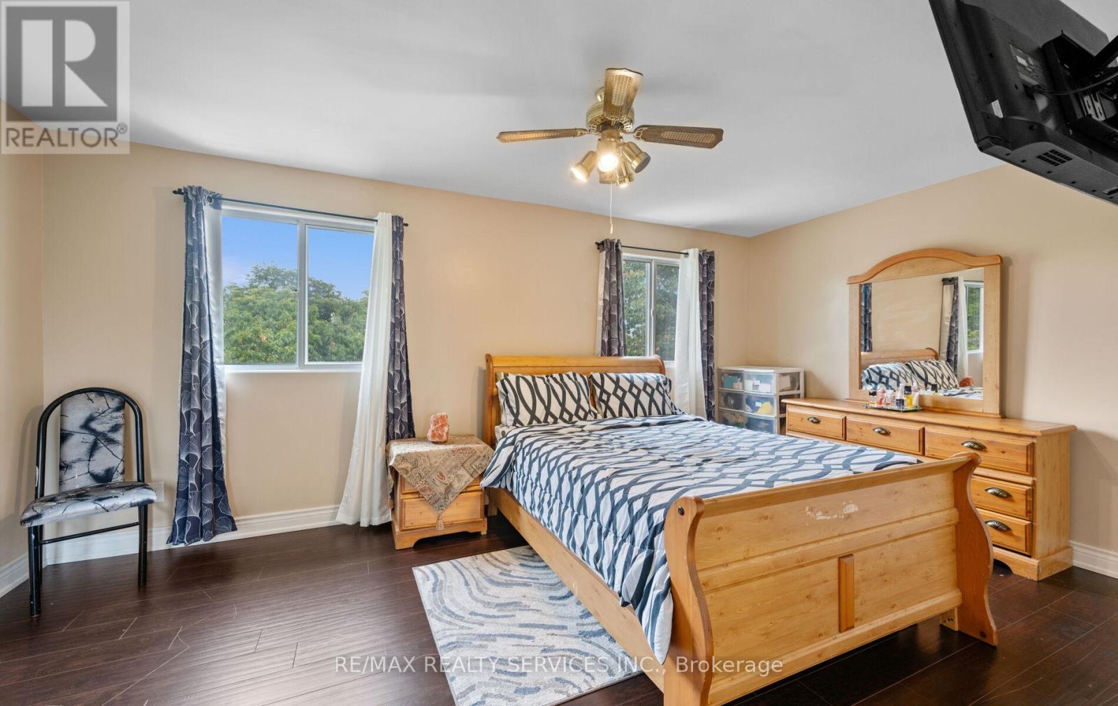 Photo 9 of 124 124 Baronwood Court, Brampton ON
