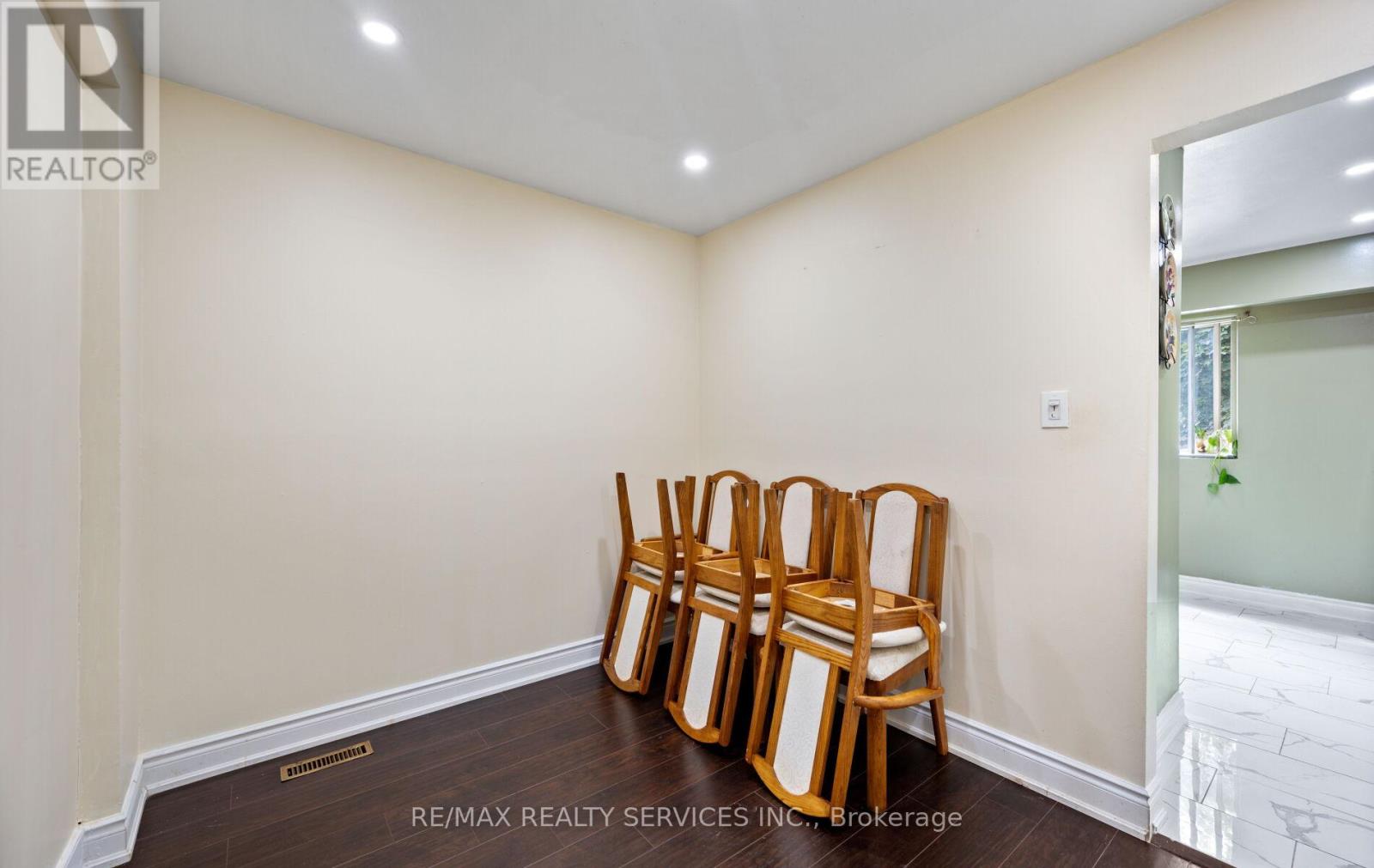 Photo 33 of 124 124 Baronwood Court, Brampton ON