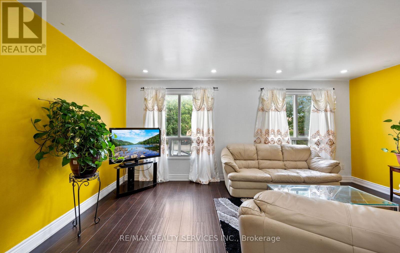 Photo 19 of 124 124 Baronwood Court, Brampton ON