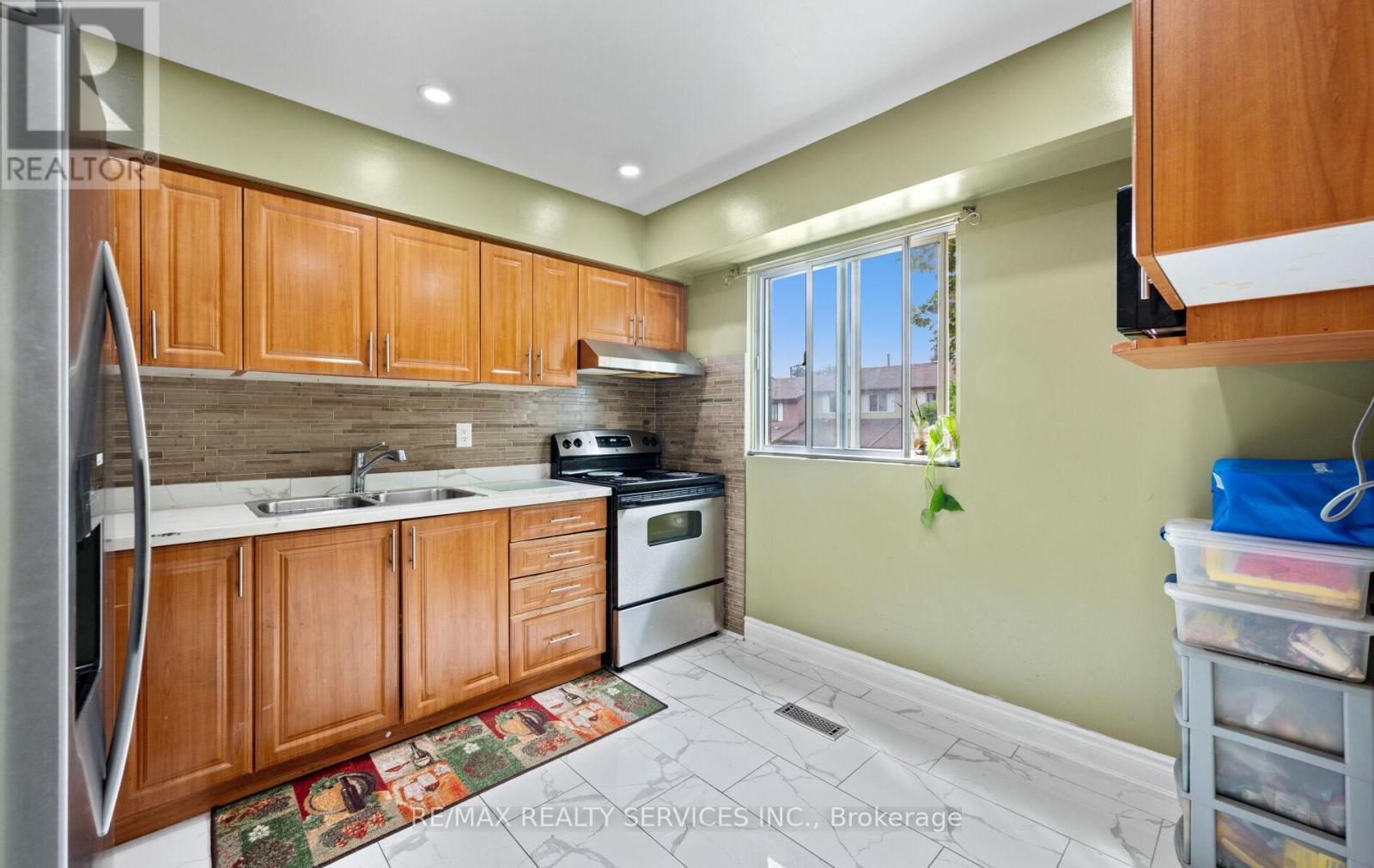 Photo 3 of 124 124 Baronwood Court, Brampton ON