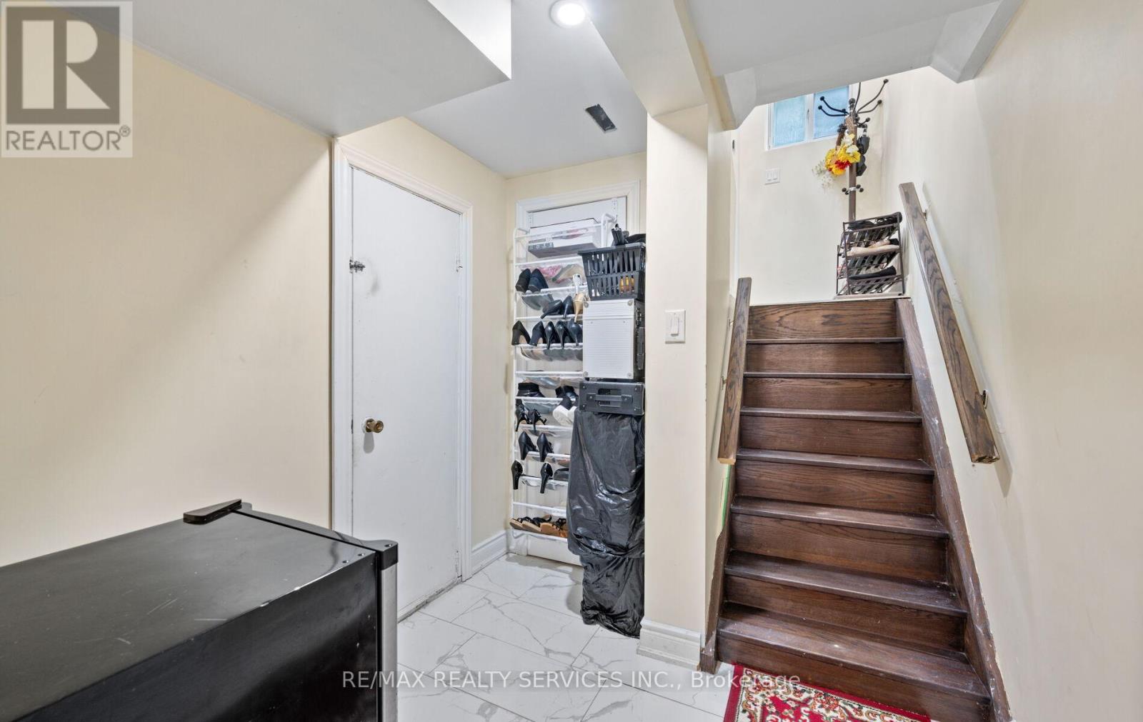 Photo 14 of 124 124 Baronwood Court, Brampton ON