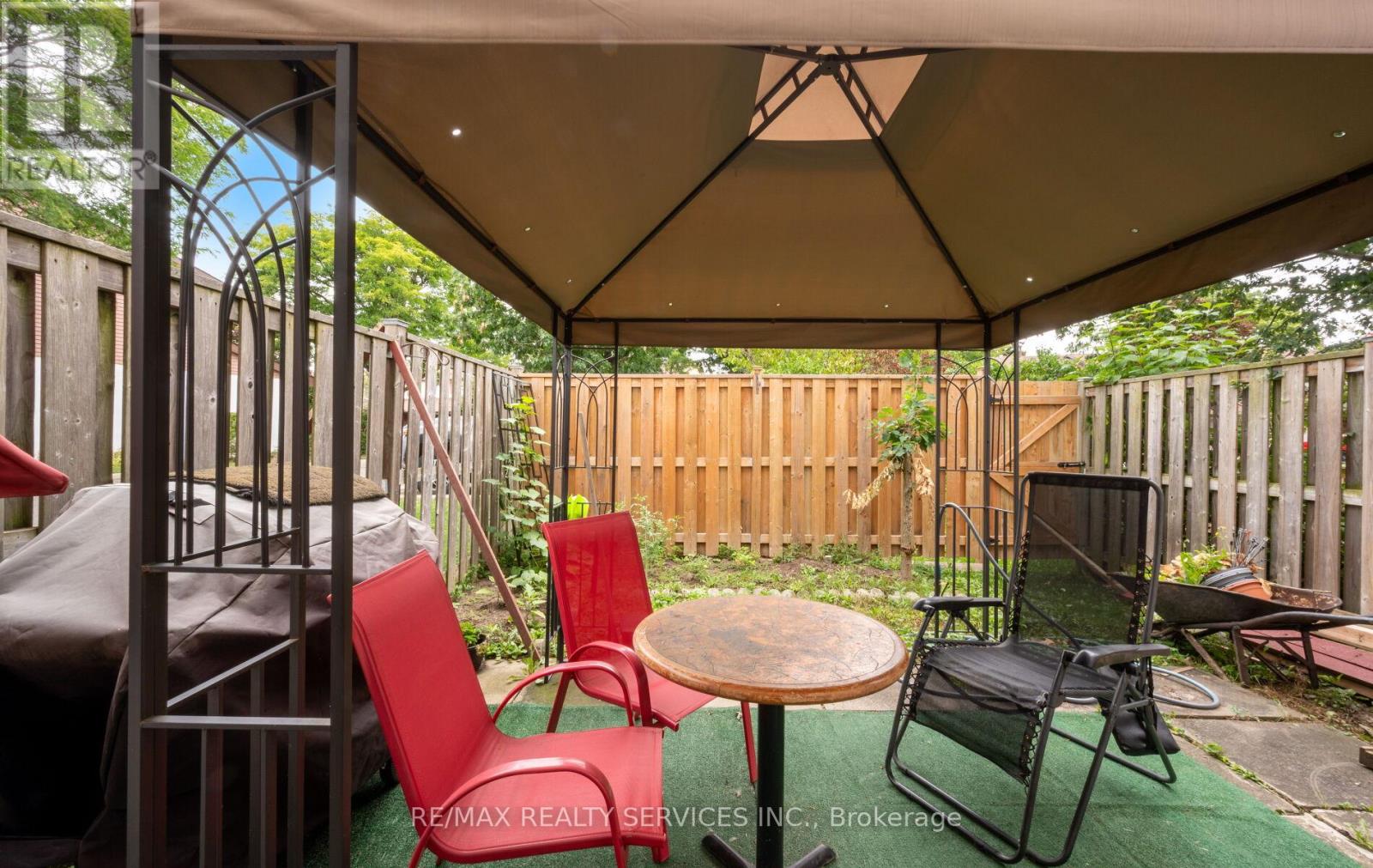 Photo 2 of 124 124 Baronwood Court, Brampton ON