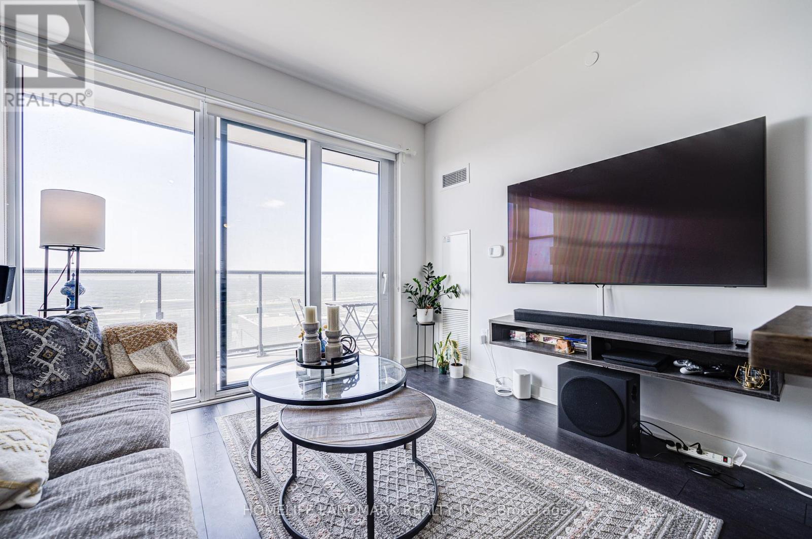 Photo 9 of 2709 105 Oneida Crescent, Richmond Hill ON