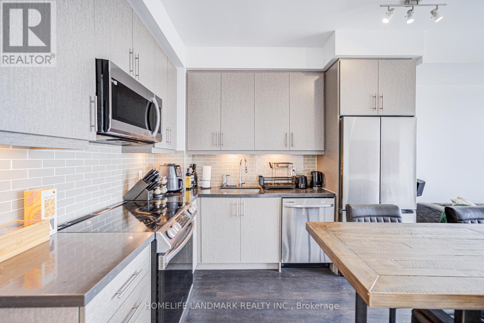 Photo 7 of 2709 105 Oneida Crescent, Richmond Hill ON