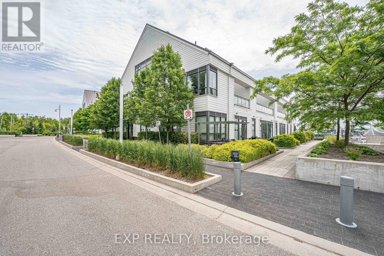 Photo 1 of 31 247 Broward Way, Innisfil ON