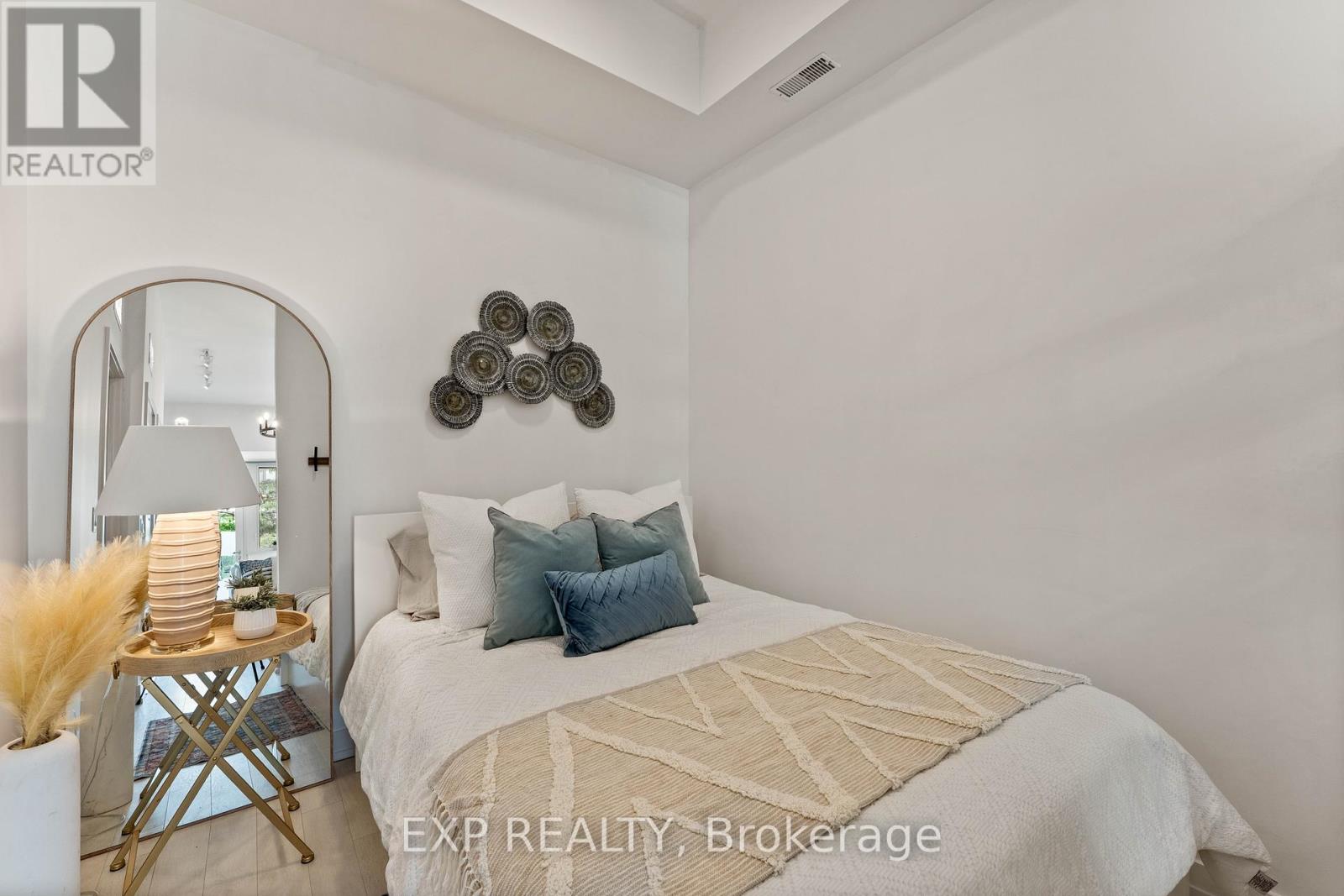 Photo 10 of 31 247 Broward Way, Innisfil ON