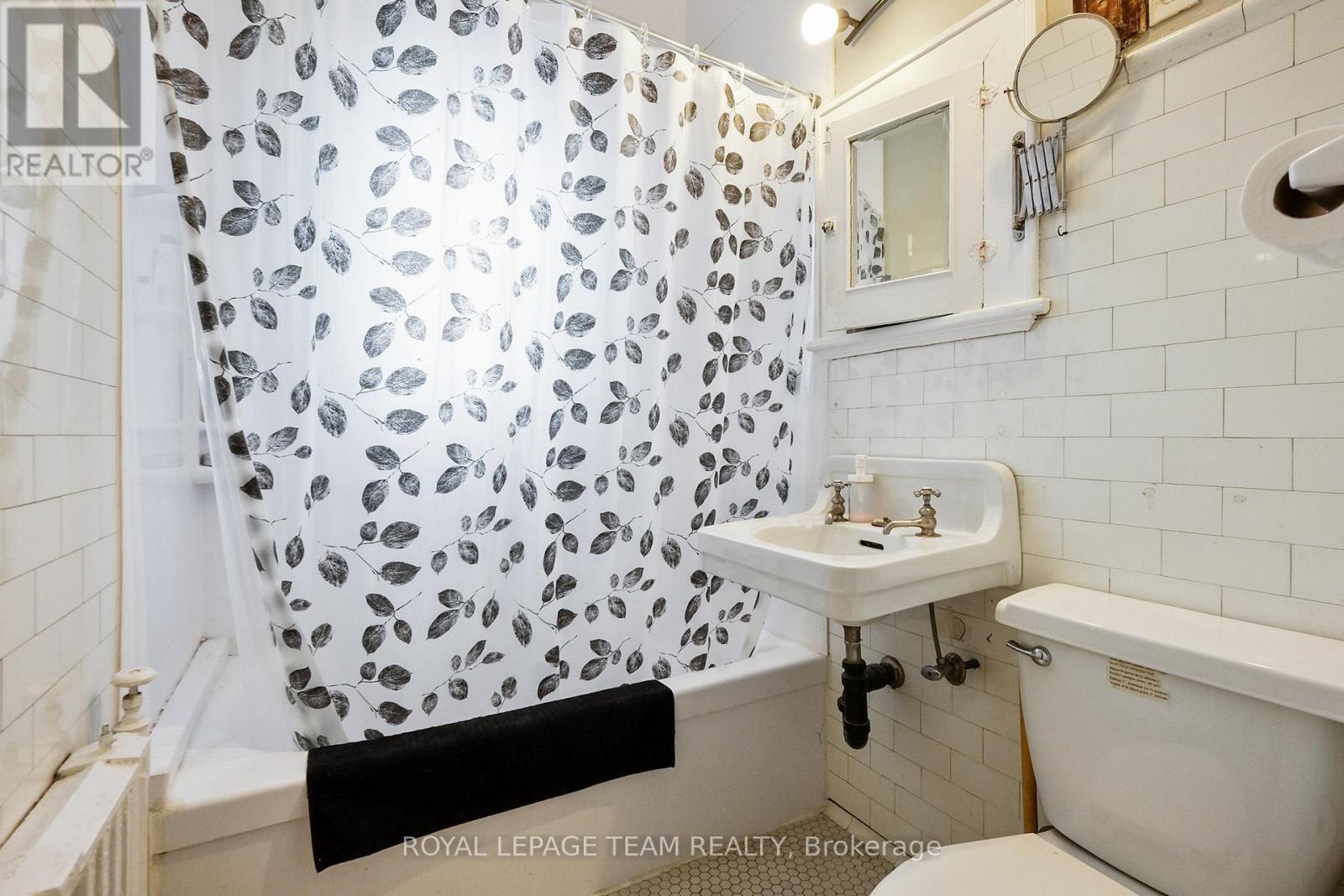Photo 4 of 305 Waverley Street, Ottawa ON