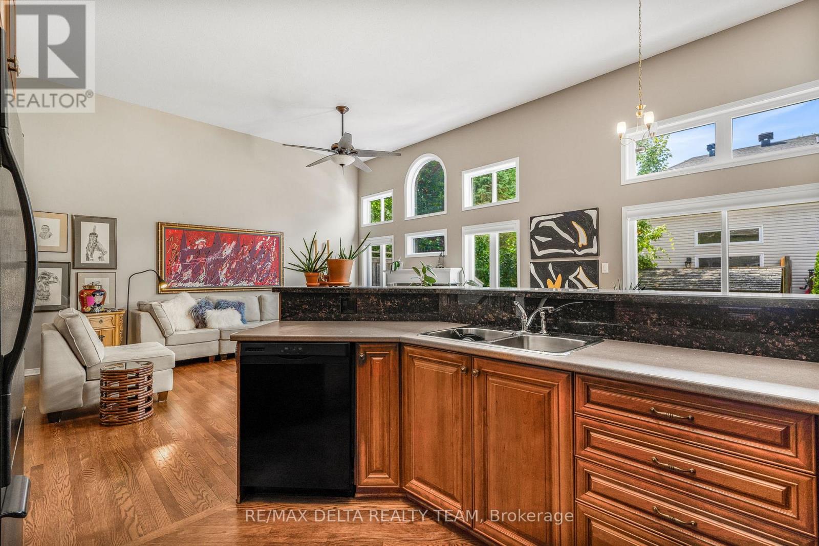 Photo 10 of 116 Gladeview Private, Ottawa ON