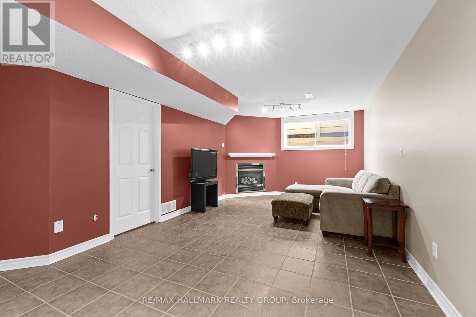 Photo 13 of 2213 Brockstone Crescent, Ottawa ON