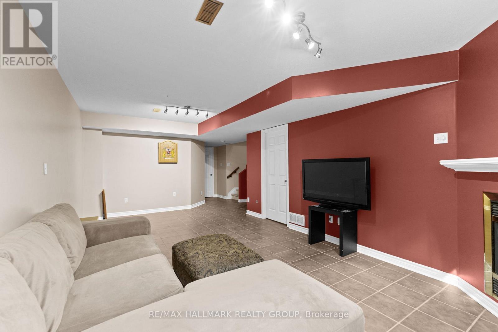 Photo 18 of 2213 Brockstone Crescent, Ottawa ON