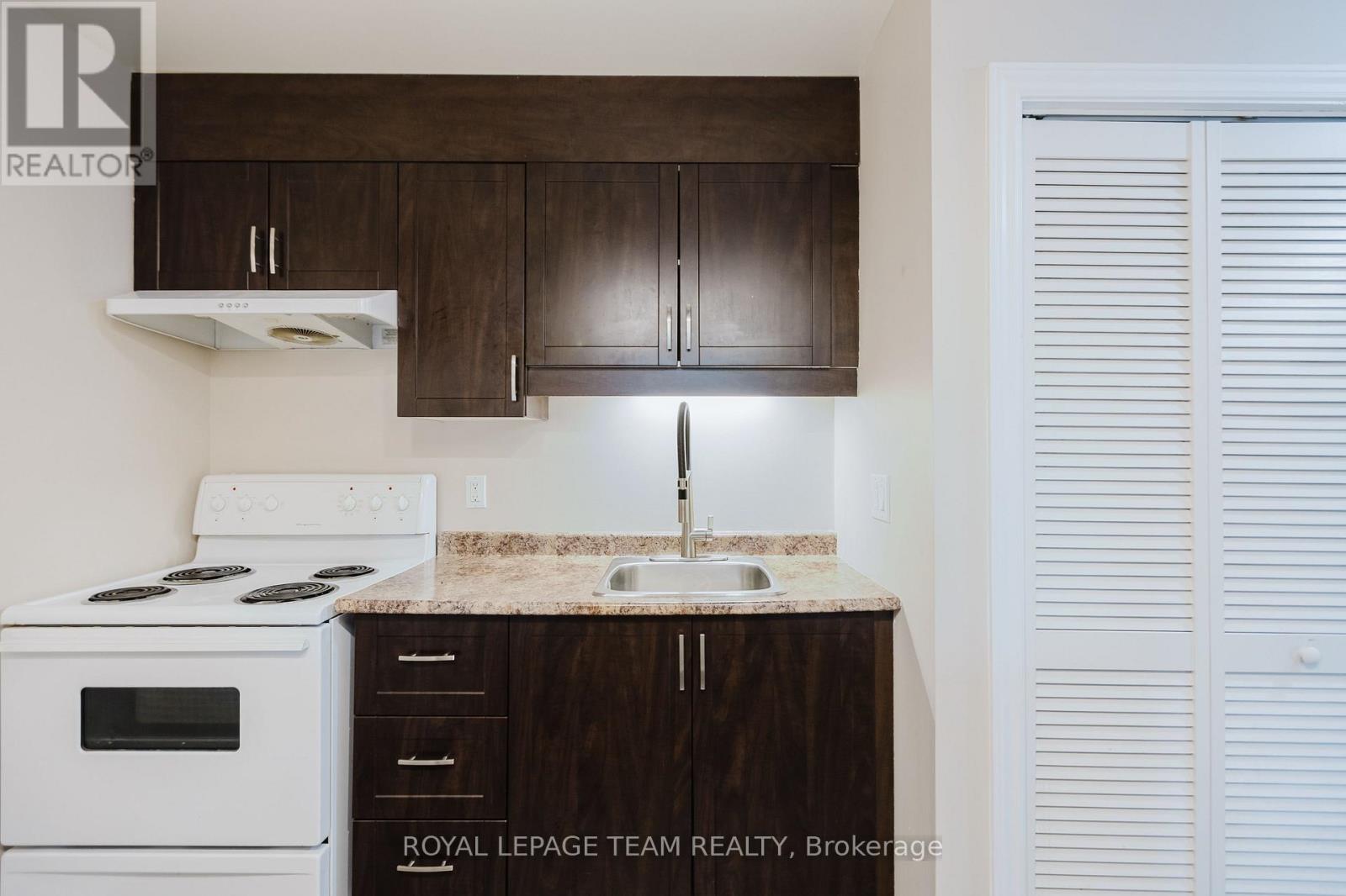 Photo 10 of 210 212 Viewmount Drive, Ottawa ON