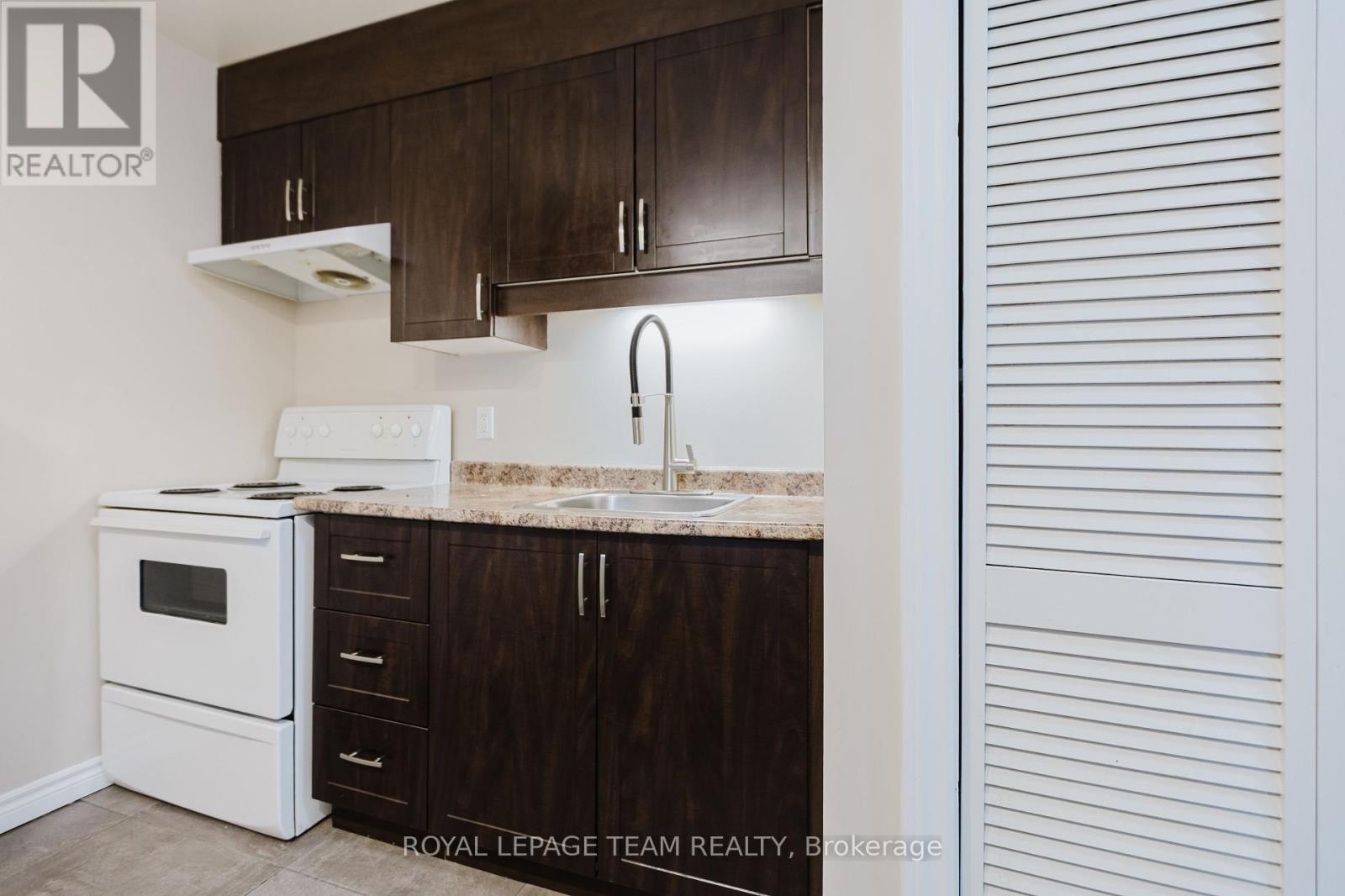 Photo 11 of 210 212 Viewmount Drive, Ottawa ON