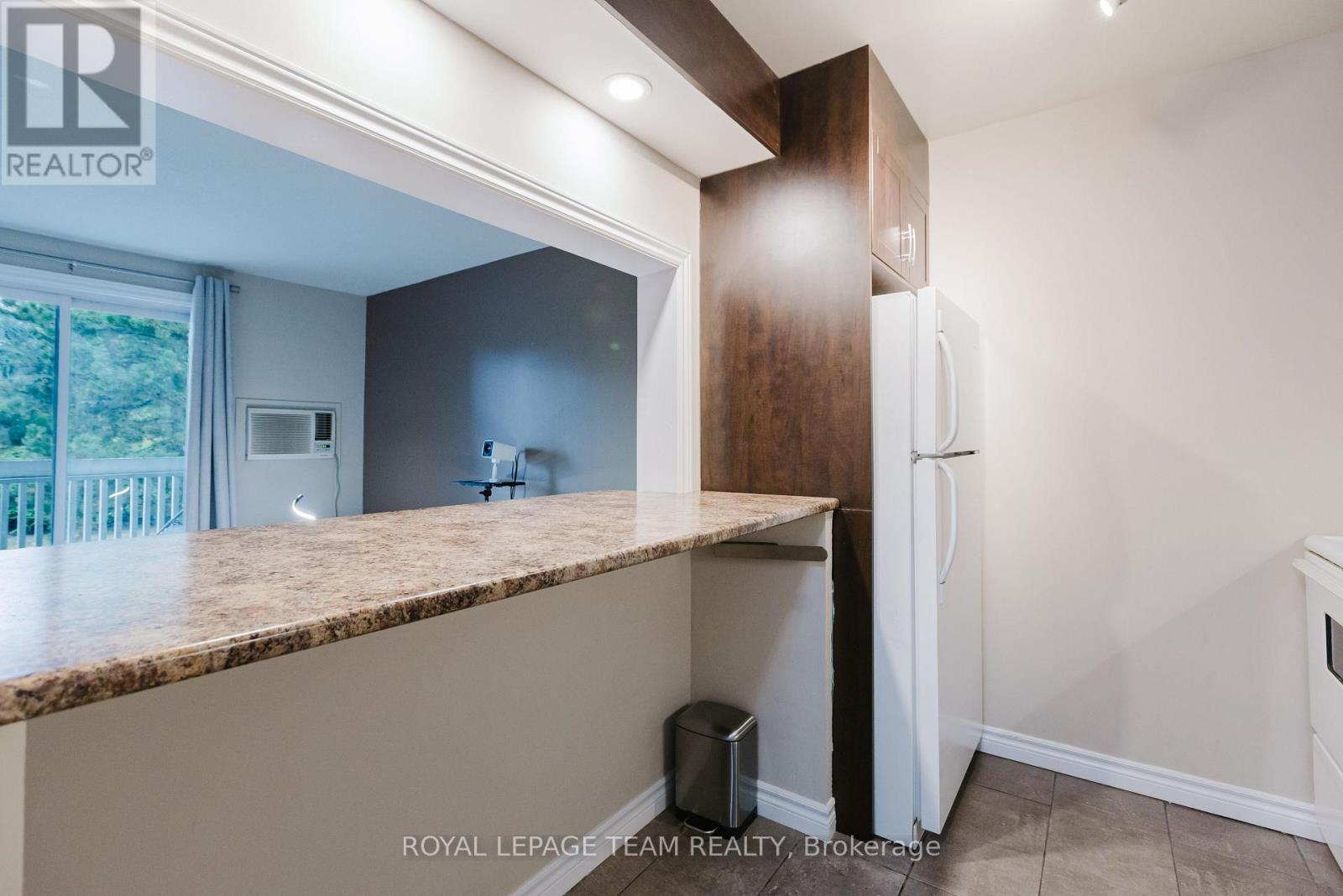 Photo 13 of 210 212 Viewmount Drive, Ottawa ON