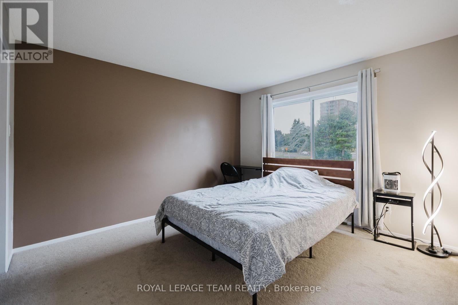Photo 17 of 210 212 Viewmount Drive, Ottawa ON